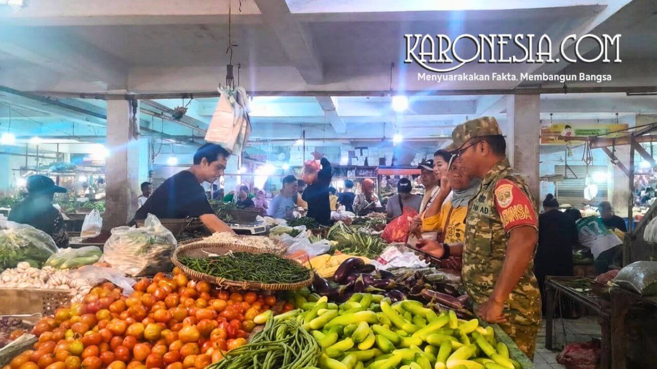 Babinsa Koramil 06/Tigaraksa memantau harga sembako di pasar tradisional