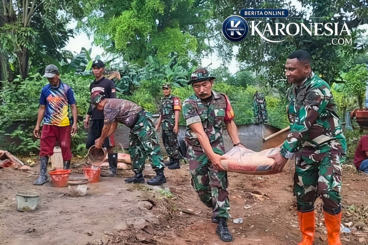 TNI dan warga gotong royong bangun Jembatan Garuda di Tangerang.