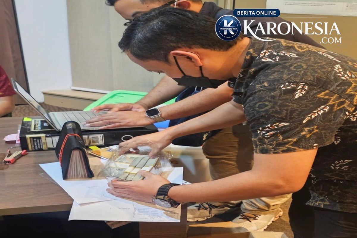 Penyidik menyita uang dan dokumen saat penggeledahan kasus tambang