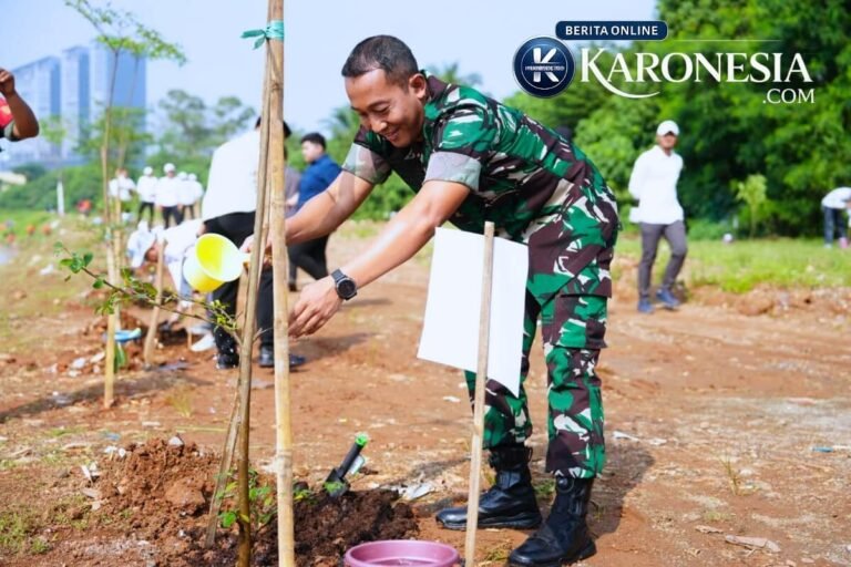 Prajurit TNI AD menanam pohon di kawasan Situ Cihuni, Tangerang