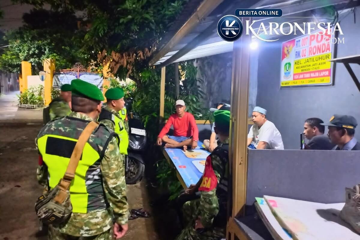 Patroli malam Koramil 04 Jati Asih bersama warga di Pos Ronda Jatiluhur Bekasi