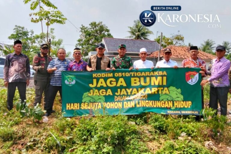 Danramil dan Camat Kronjo berfoto bersama banner penanaman pohon Hari Bumi.