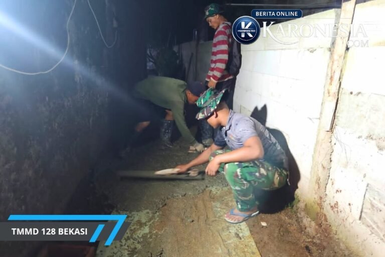 Satgas TMMD 128 Bekasi cor jalan malam