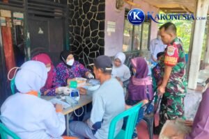 Petugas kesehatan memeriksa tekanan darah warga dalam bakti sosial Koramil Curug