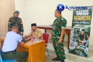 Petugas medis memeriksa tekanan darah warga saat baksos kesehatan Koramil Tigaraksa.