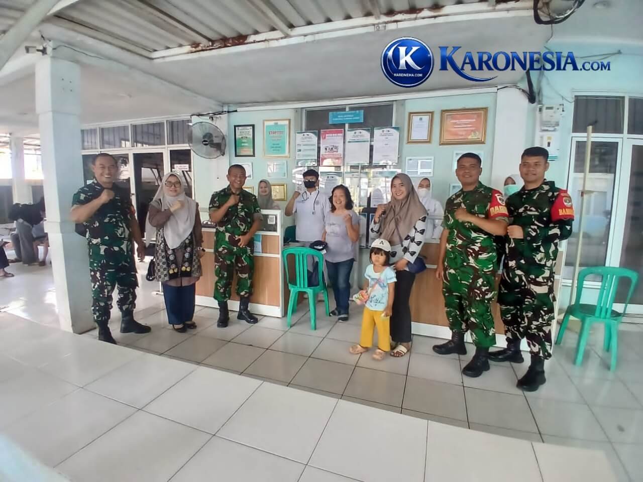 Personel Koramil Ciputat foto bersama warga di Puskesmas Sawah