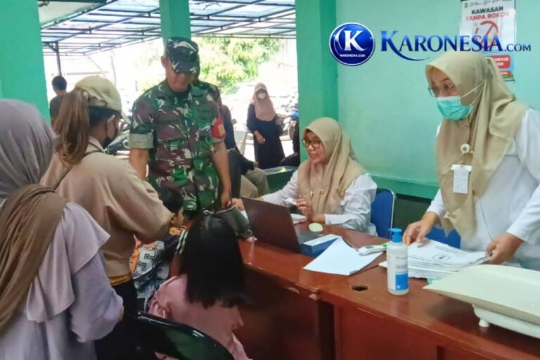 Babinsa dan tenaga medis layani pemeriksaan warga