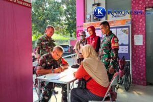 Anggota TNI Kodim 0507/Bekasi sedang mendata warga dalam kegiatan pemeriksaan kesehatan gratis di Duren Jaya.