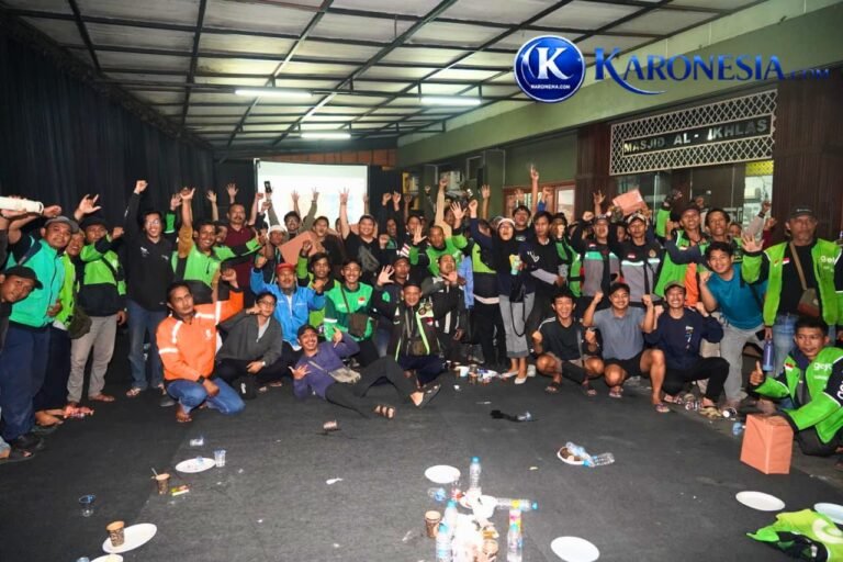 Warga dan ojek online bersorak saat nobar Piala Dunia di Makorem 052