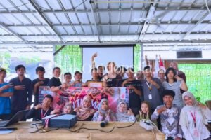 Caption: Mahasiswa AIESEC UIN Jakarta memberikan pelatihan digital marketing kepada Pokdarwis Satupam di Tangerang Selatan.