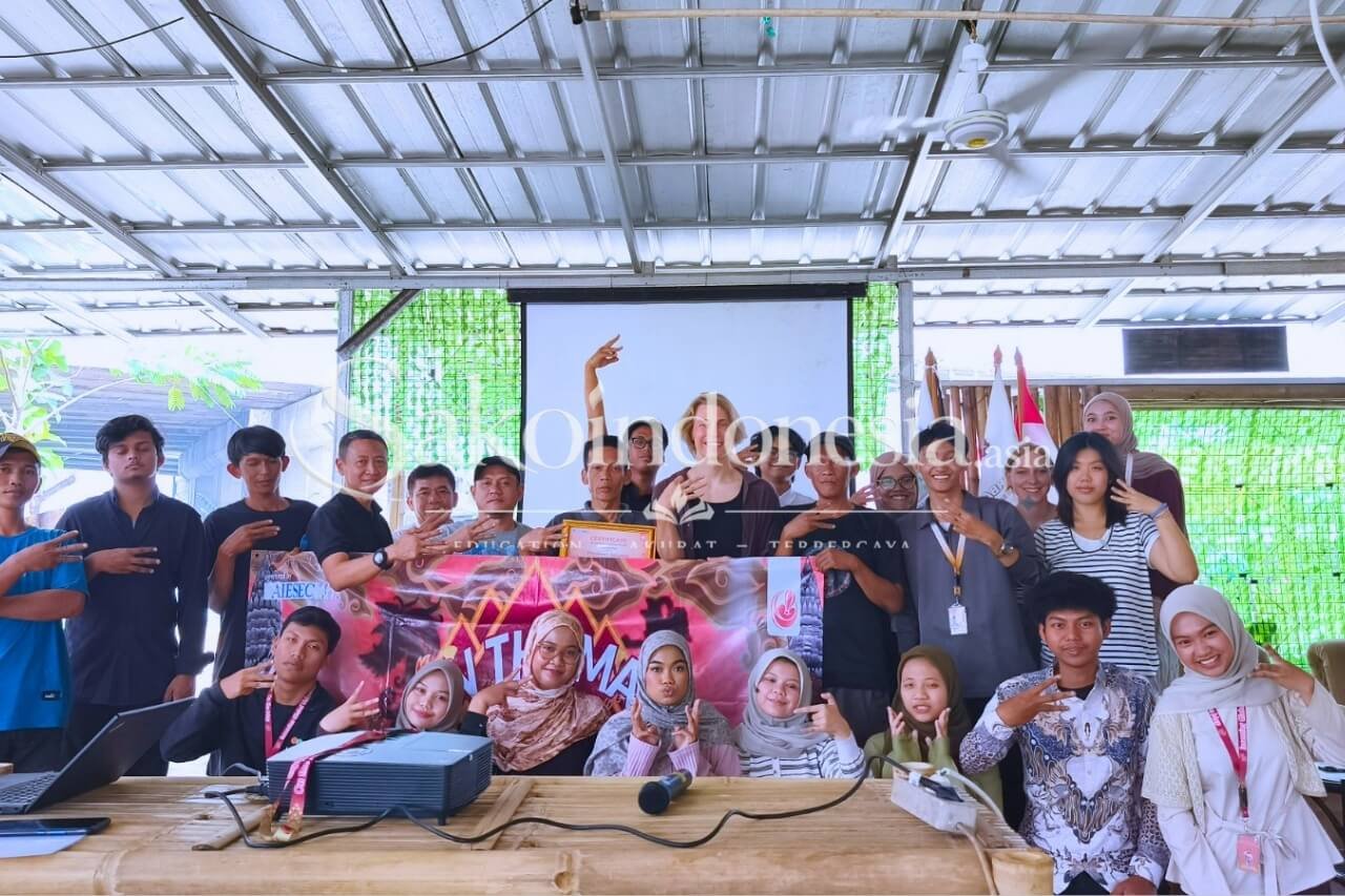 Caption: Mahasiswa AIESEC UIN Jakarta memberikan pelatihan digital marketing kepada Pokdarwis Satupam di Tangerang Selatan.
