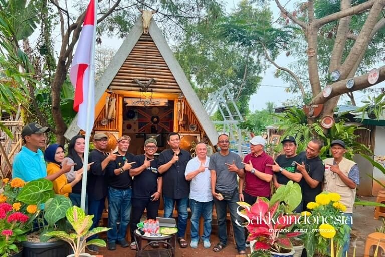 Foto bersama peserta dan tokoh masyarakat di acara Ngonseb HISTORIA Tangsel di depan saung bambu.