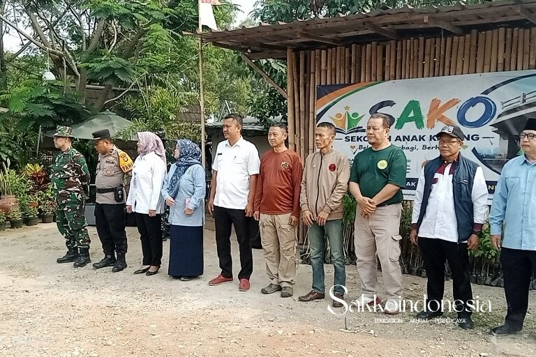 Unsur TNI Polri dan tokoh masyarakat di lokasi penanaman pohon HUT TNI ke-81 Pamulang
